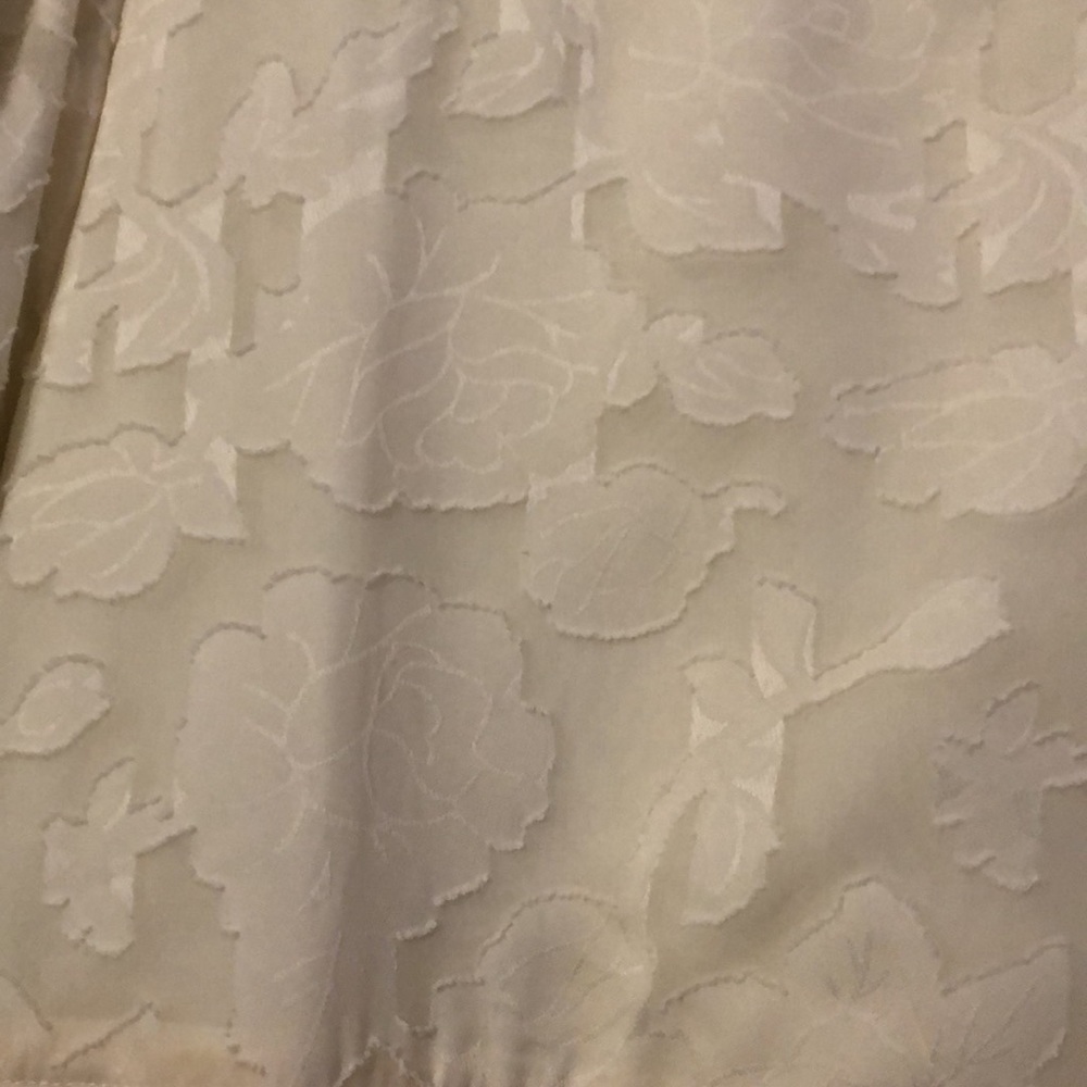 White puff sleeved dress - Picture 2 of 2